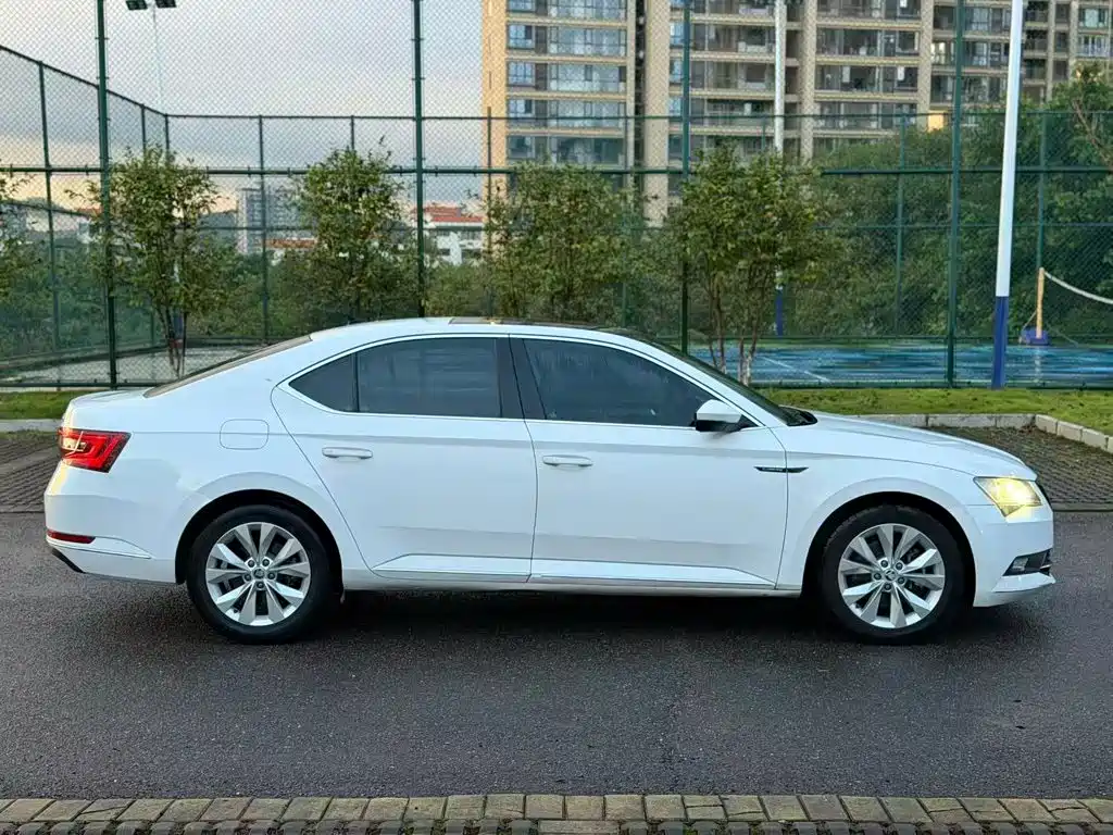 Skoda Superb — фото 7