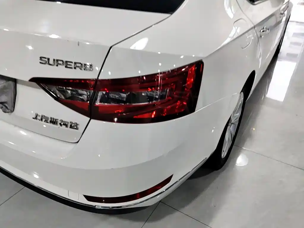 Skoda Superb — фото 8