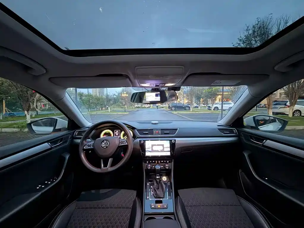 Skoda Superb — фото 10