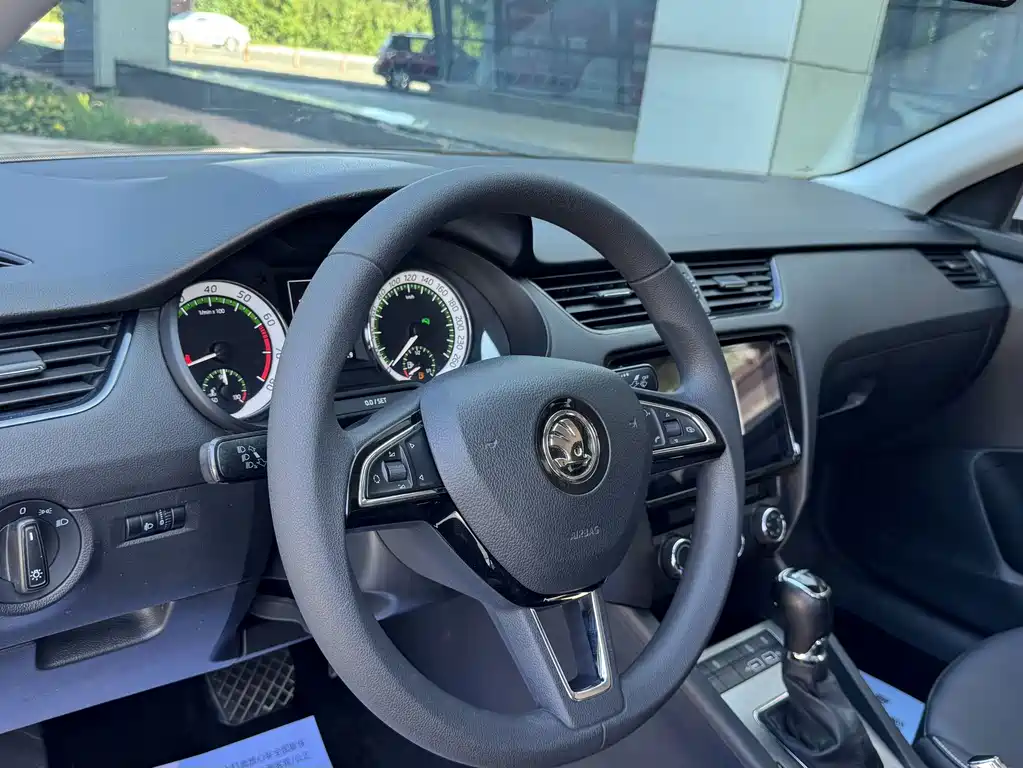 Skoda Octavia — фото 9