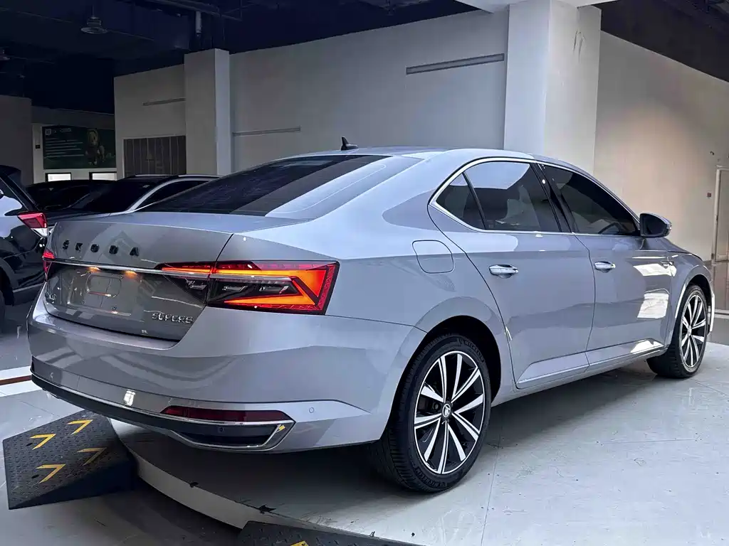 Skoda Superb — фото 8