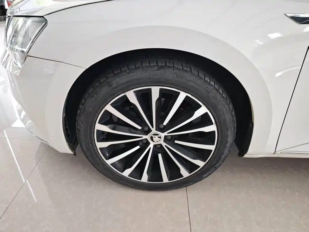 Skoda Superb — фото 23