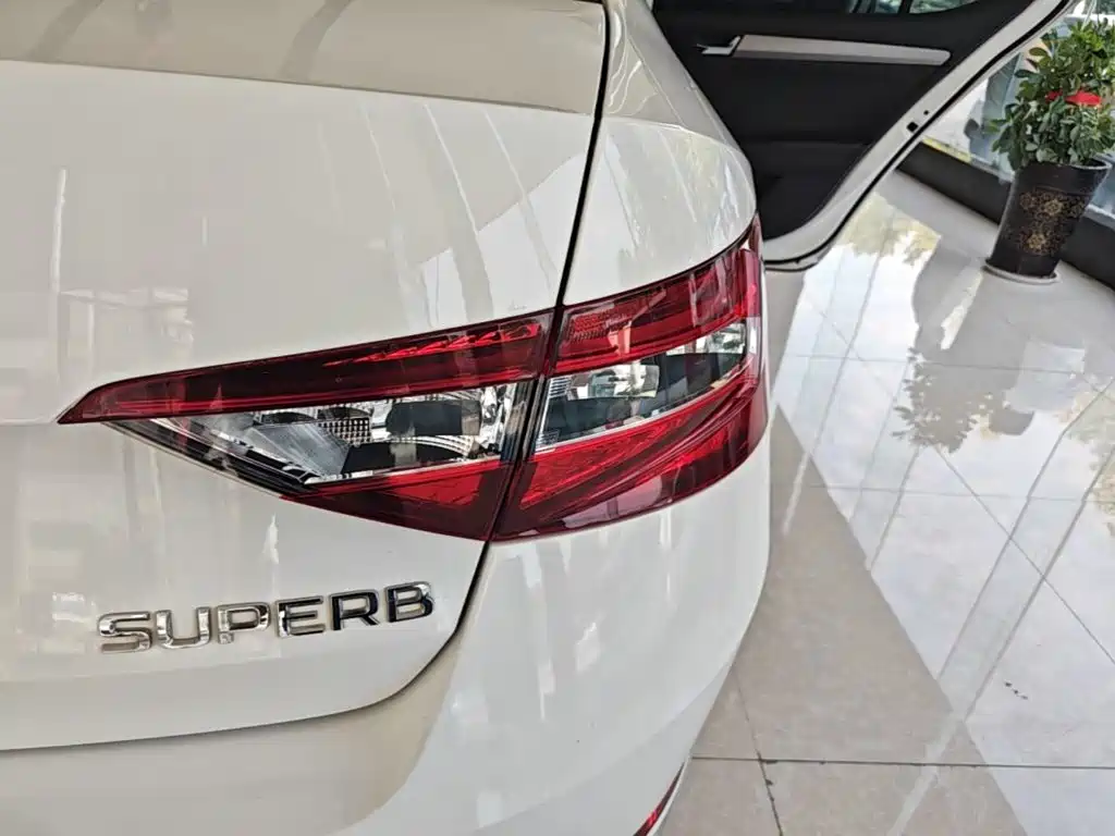 Skoda Superb — фото 8