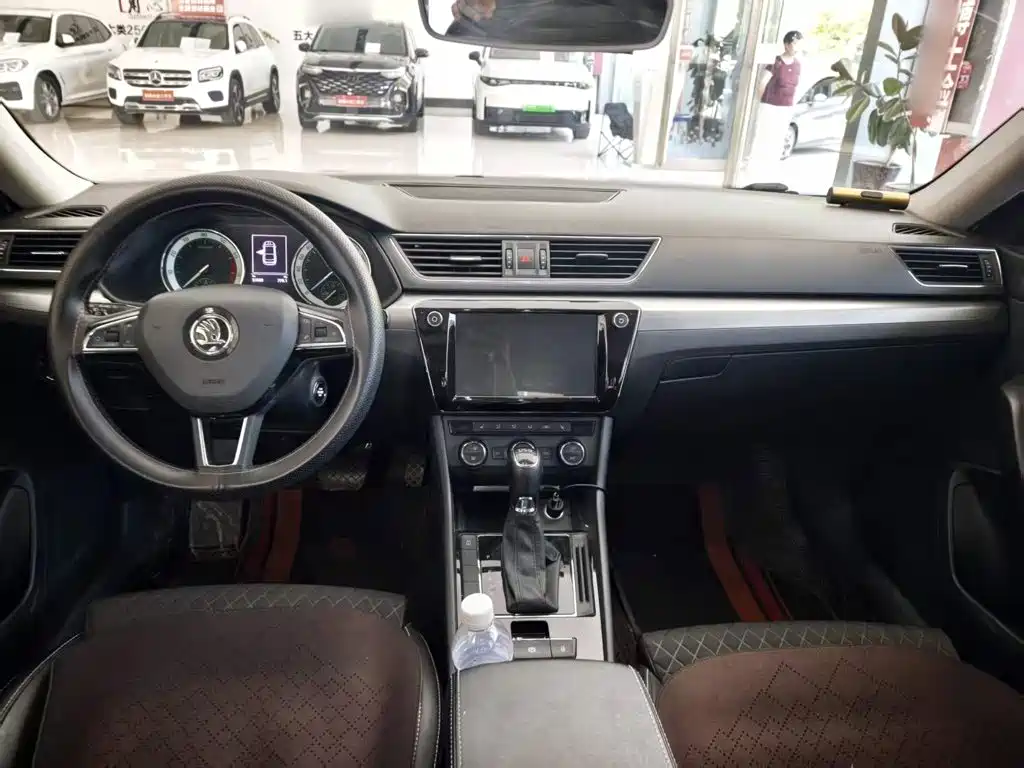 Skoda Superb — фото 10