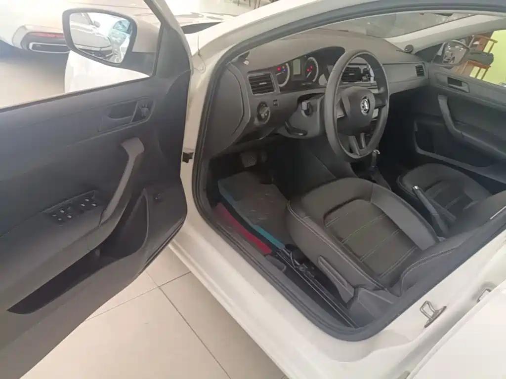 Skoda Rapid — фото 16