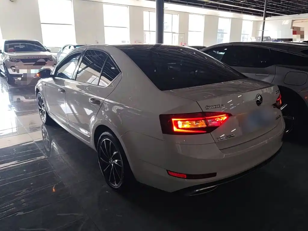 Skoda Octavia — фото 5