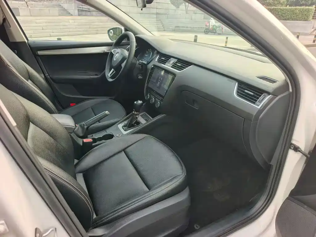 Skoda Octavia — фото 7