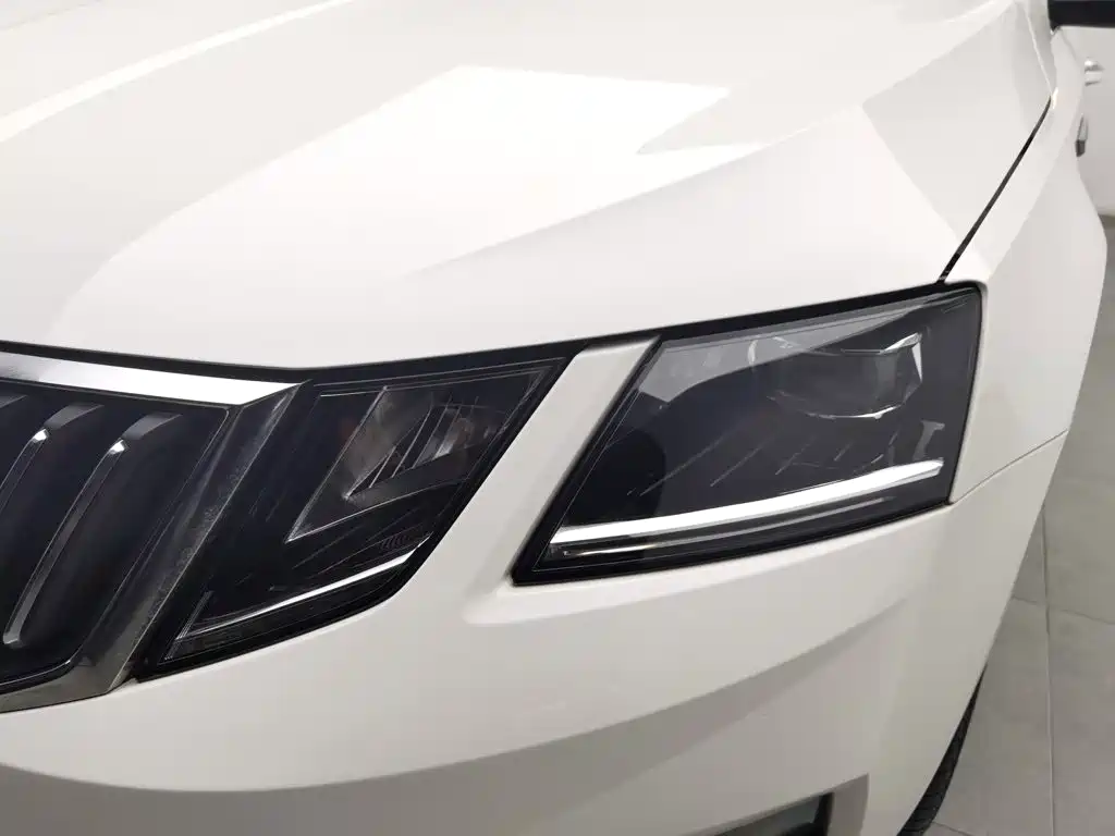 Skoda Octavia — фото 7