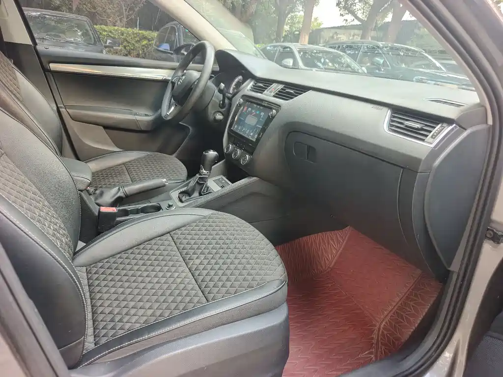 Skoda Octavia — фото 7