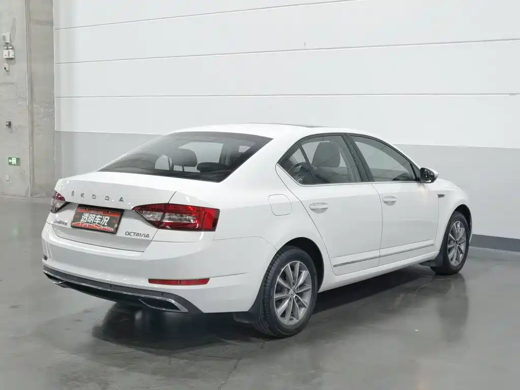Skoda Octavia — фото 2