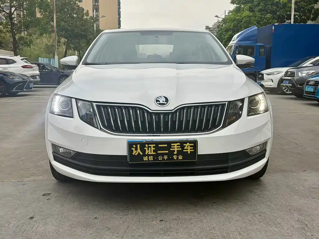 Skoda Octavia — фото 2