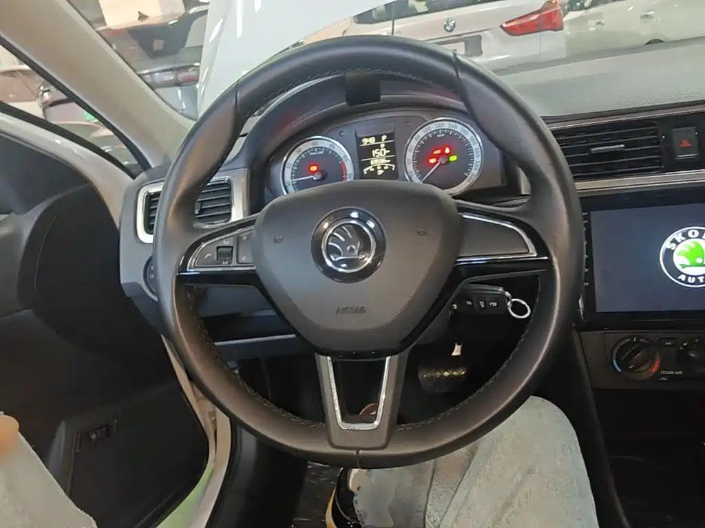 Skoda Rapid — фото 11