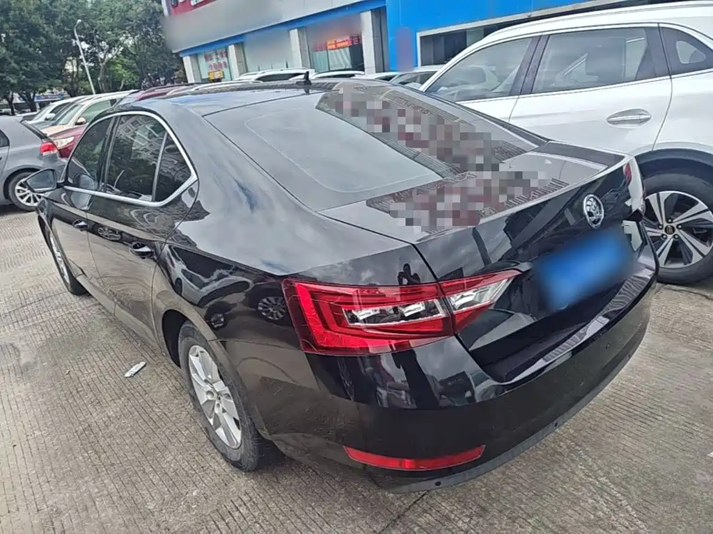 Skoda Superb — фото 5