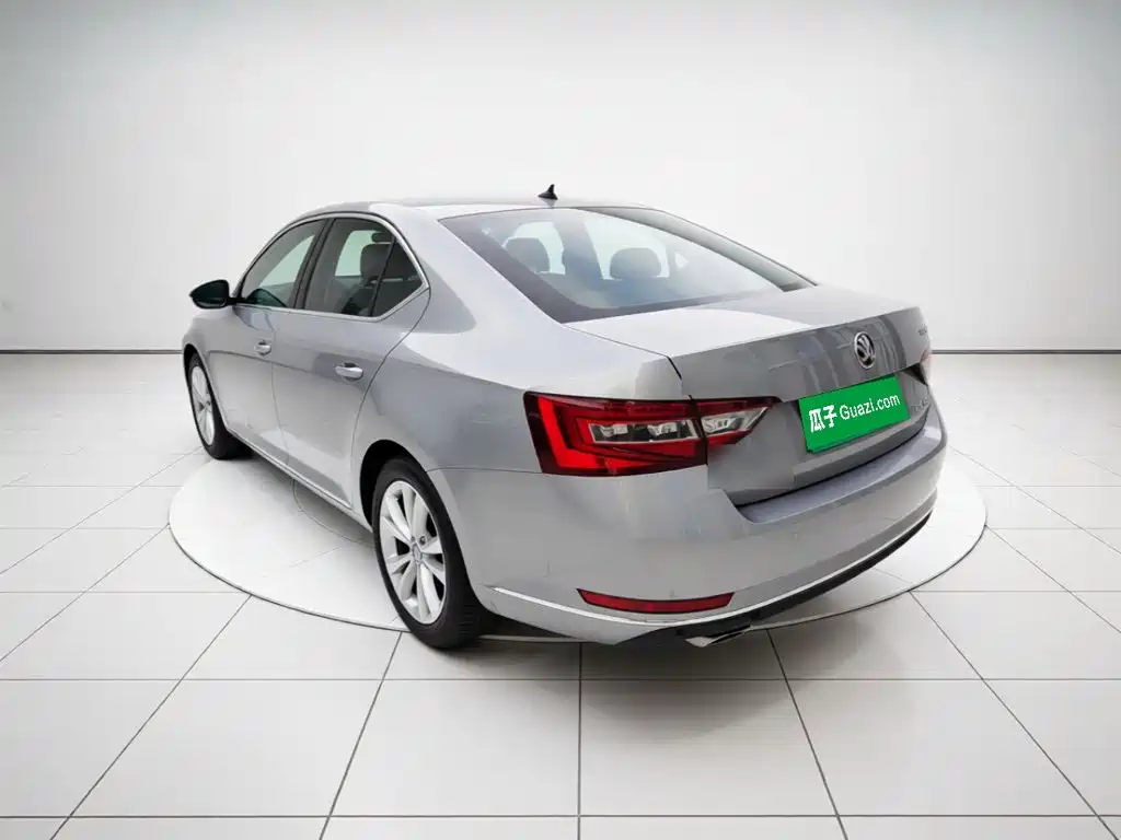 Skoda Superb — фото 4