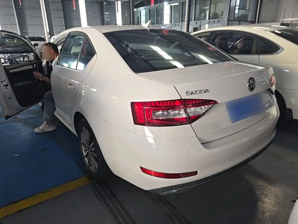 Skoda Octavia — фото 5