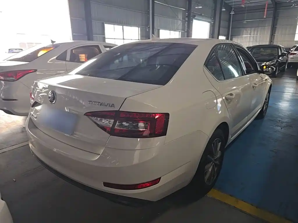 Skoda Octavia — фото 7