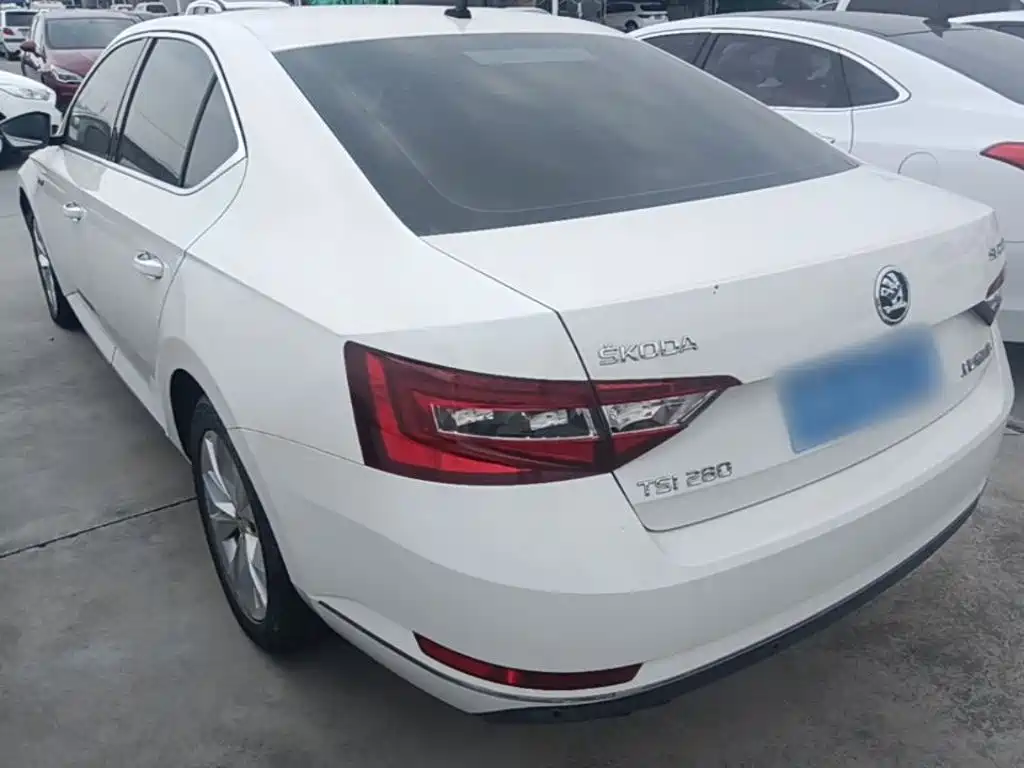 Skoda Superb — фото 5