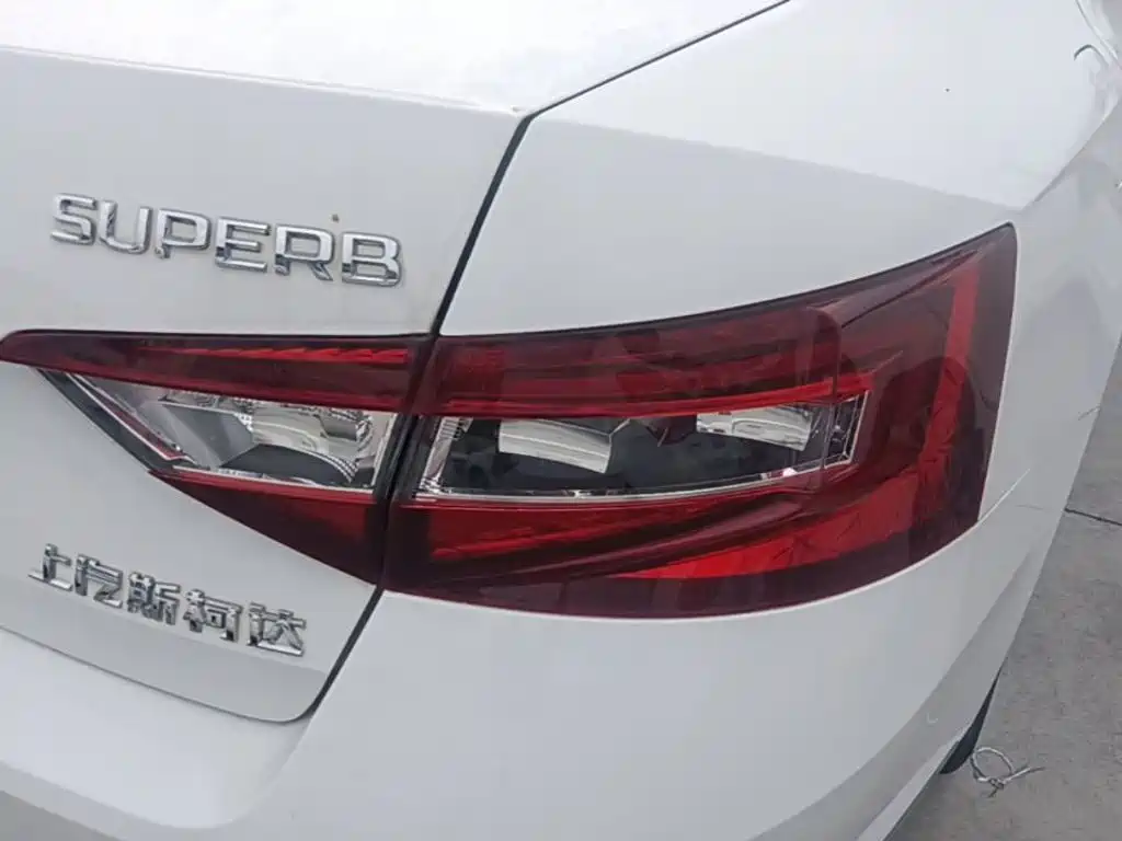 Skoda Superb — фото 8