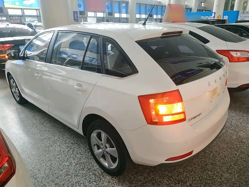 Skoda Rapid Spaceback — фото 23