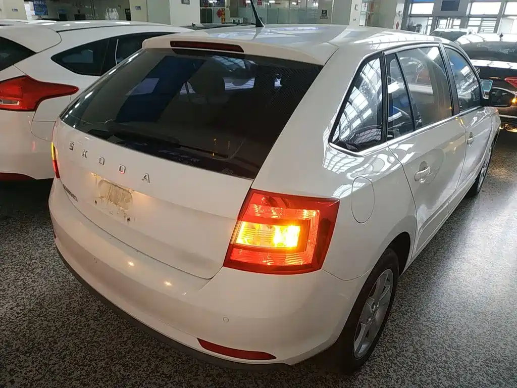 Skoda Rapid Spaceback — фото 4