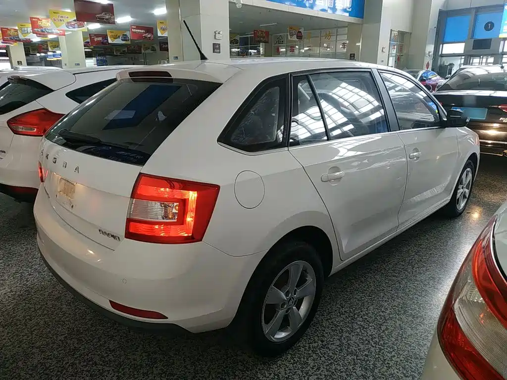Skoda Rapid Spaceback — фото 5