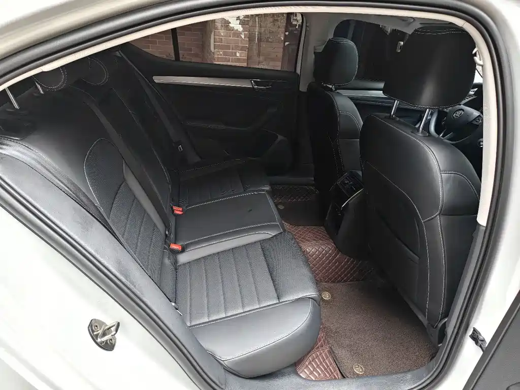Skoda Superb — фото 17
