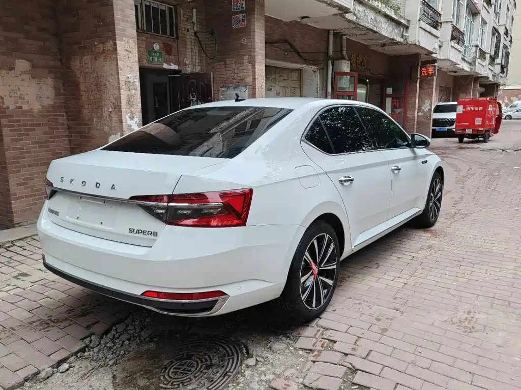 Skoda Superb — фото 5
