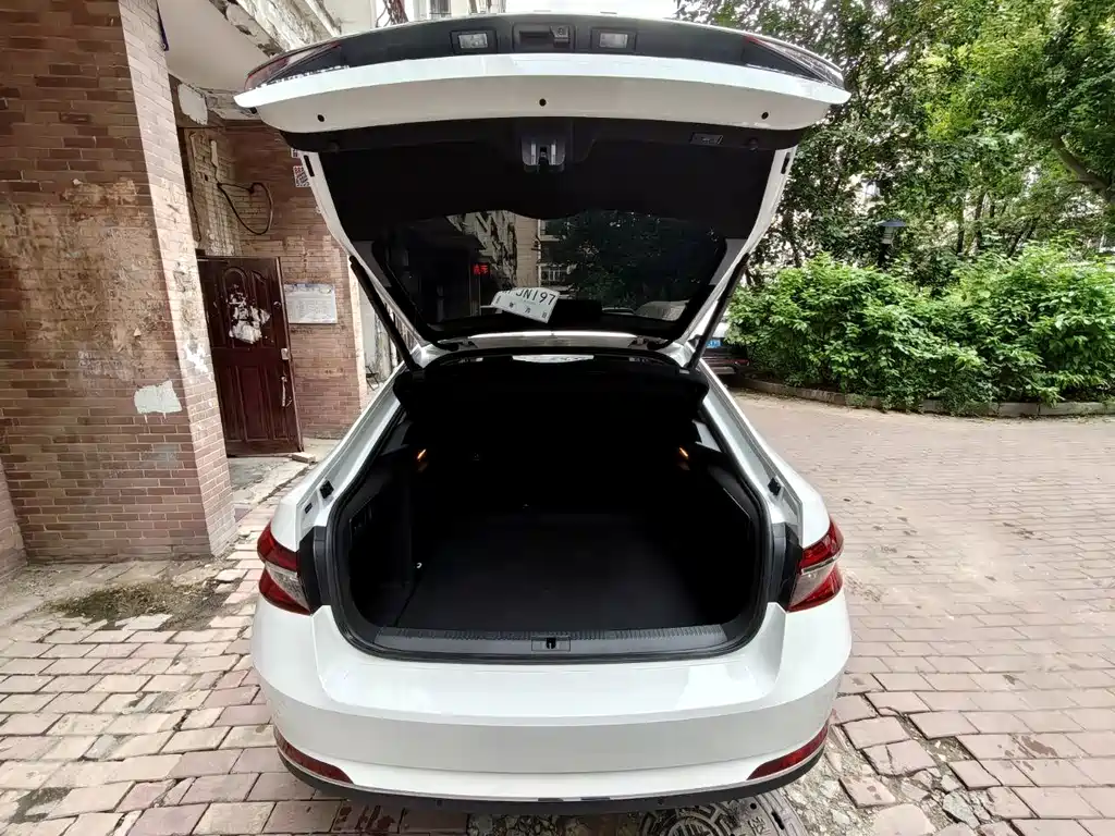 Skoda Superb — фото 7