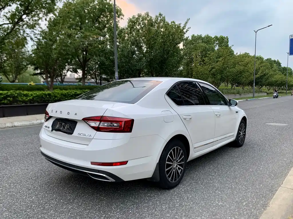 Skoda Octavia — фото 8