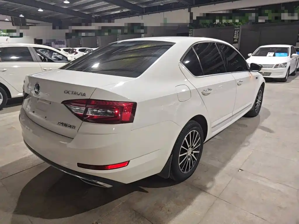 Skoda Octavia — фото 7
