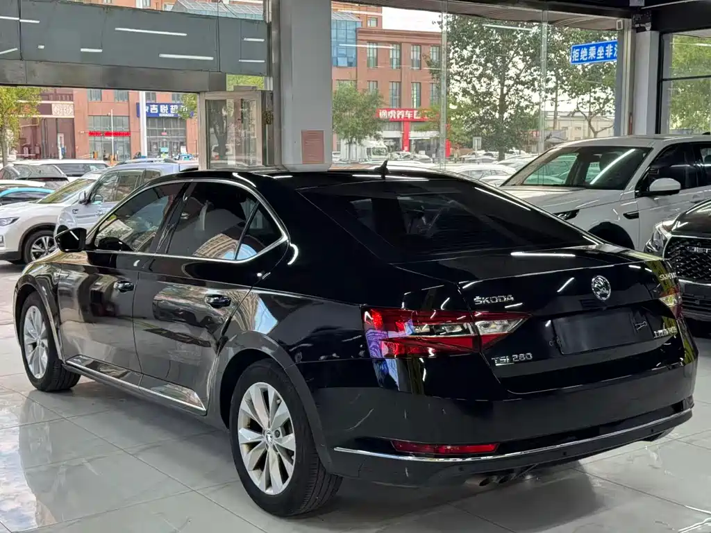 Skoda Superb — фото 5