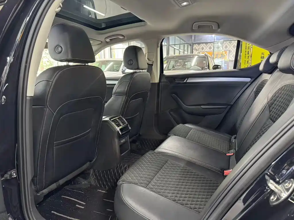 Skoda Superb — фото 8
