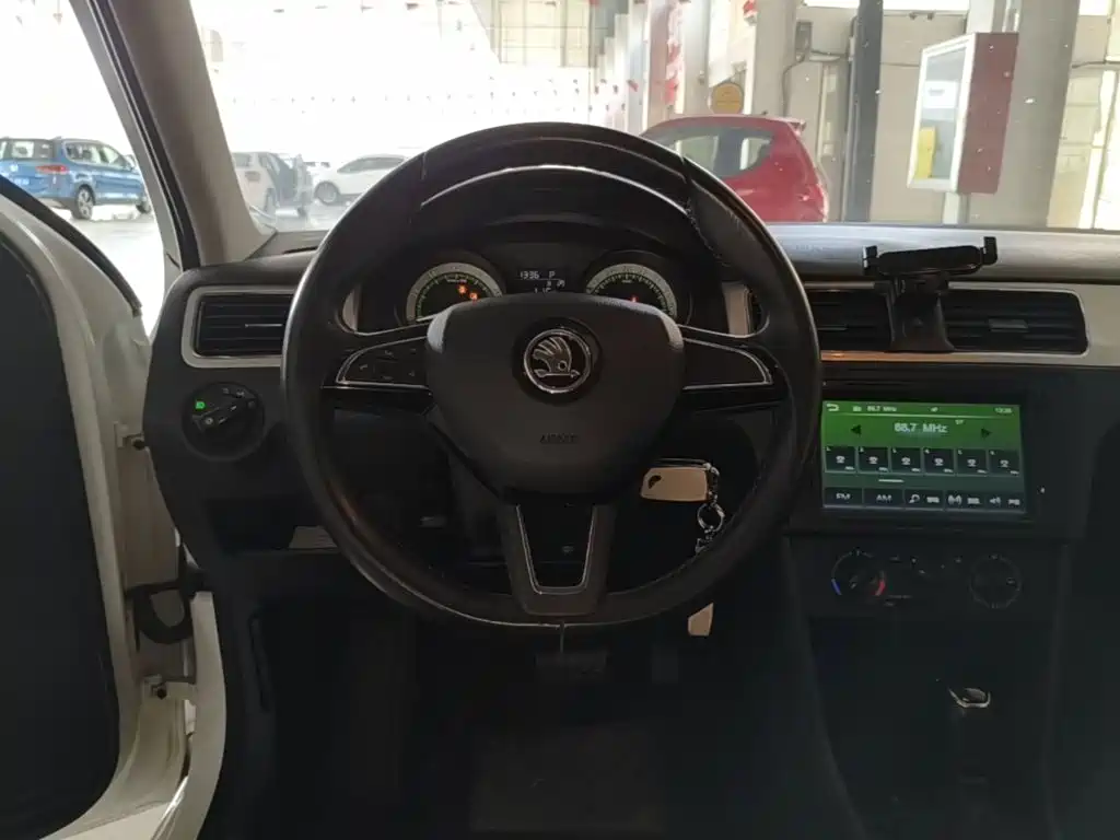 Skoda Rapid Spaceback — фото 11