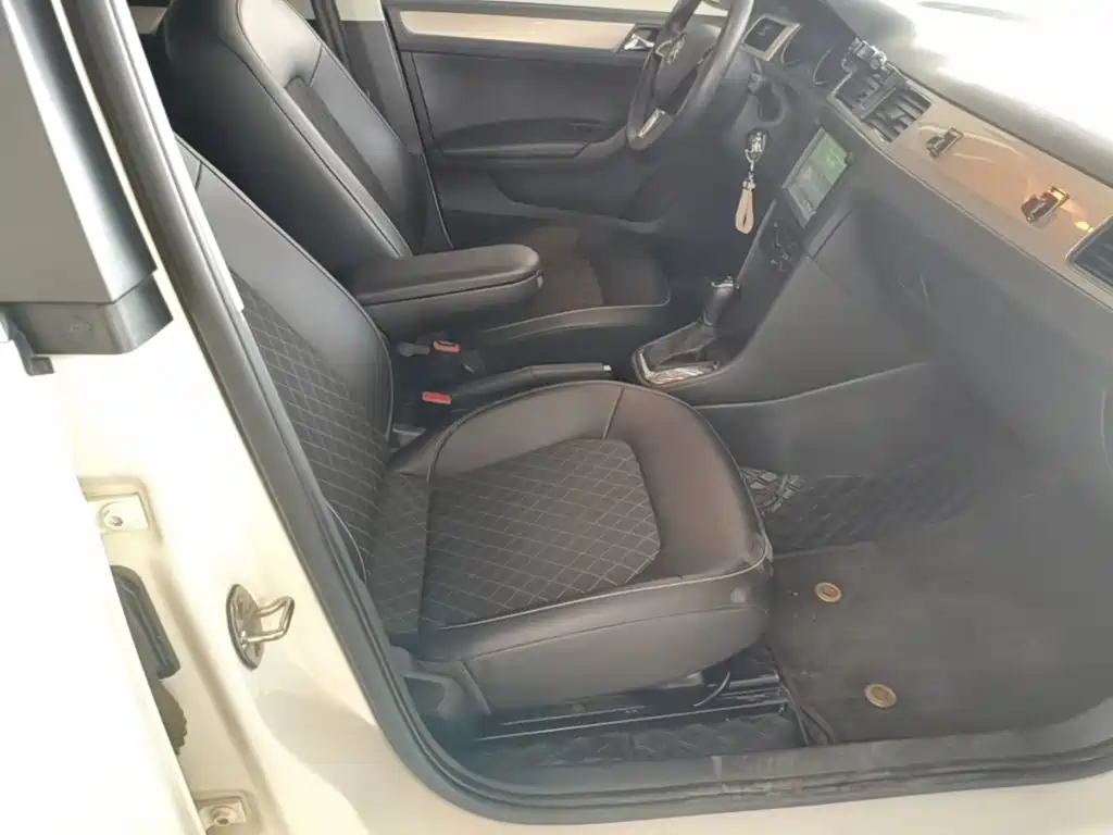 Skoda Rapid Spaceback — фото 25