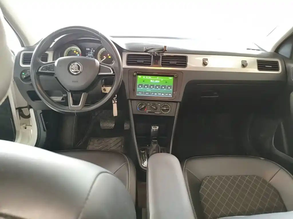 Skoda Rapid Spaceback — фото 10