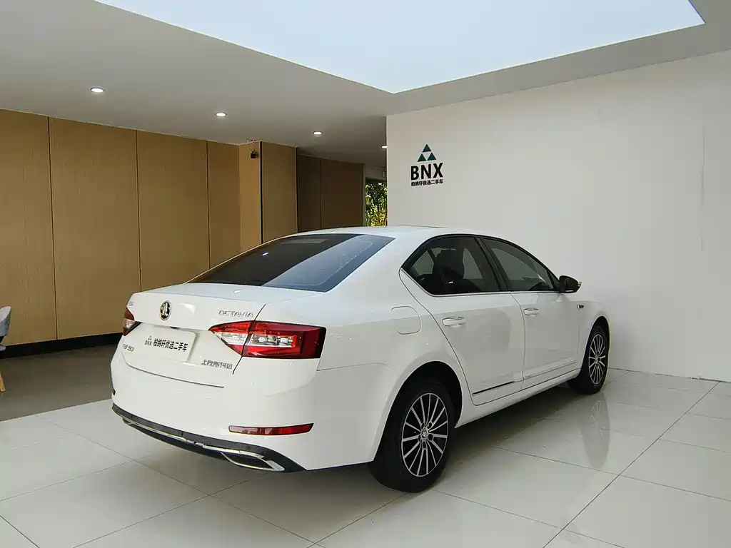 Skoda Octavia — фото 2