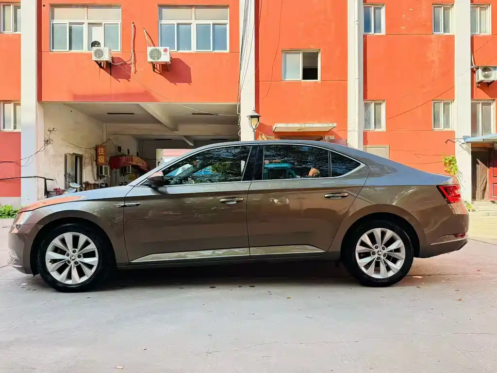 Skoda Superb — фото 4