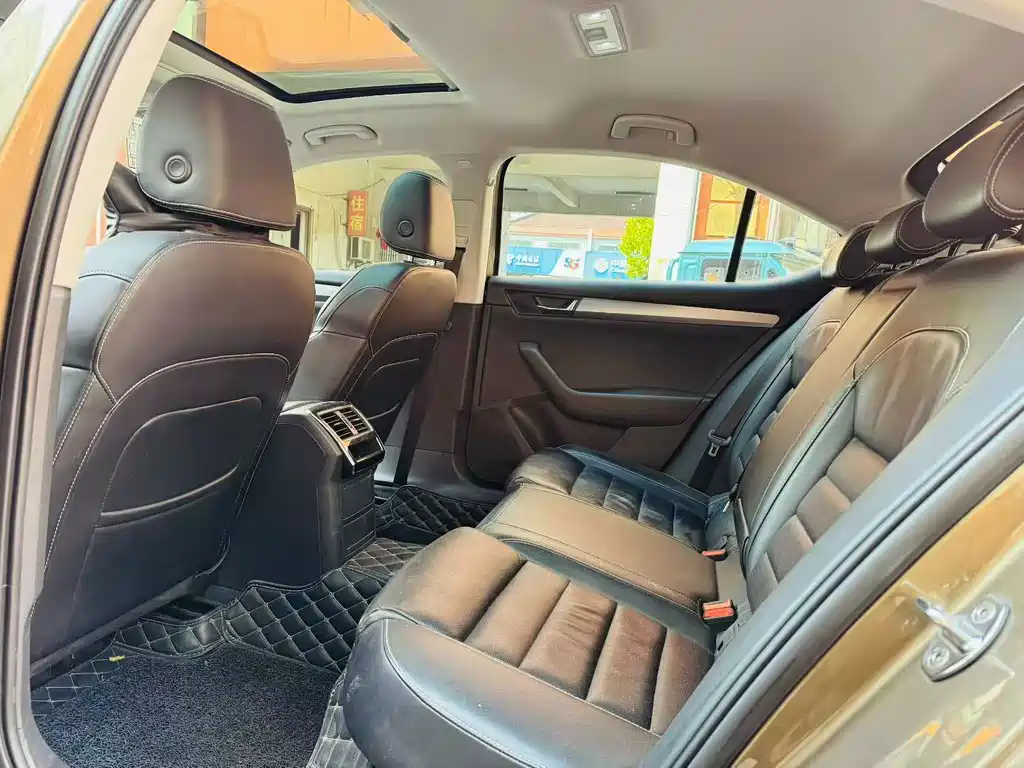Skoda Superb — фото 8