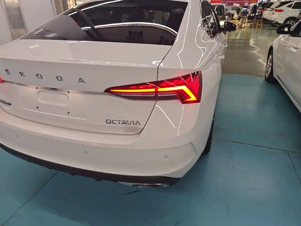 Skoda Octavia — фото 8