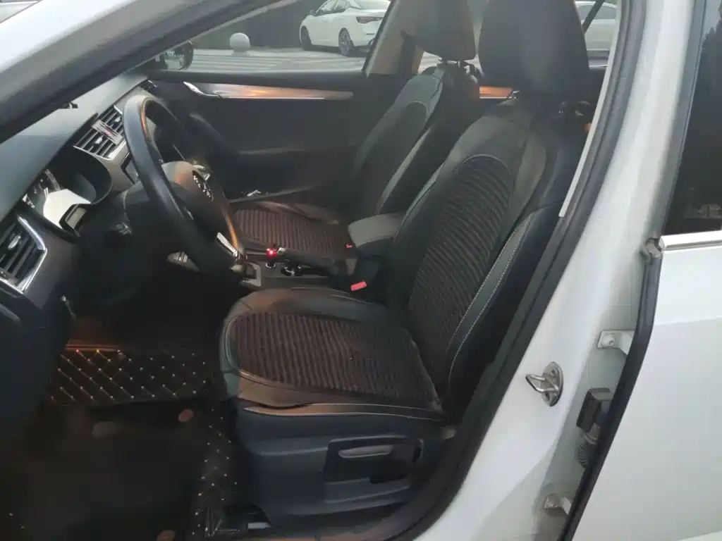 Skoda Octavia — фото 8