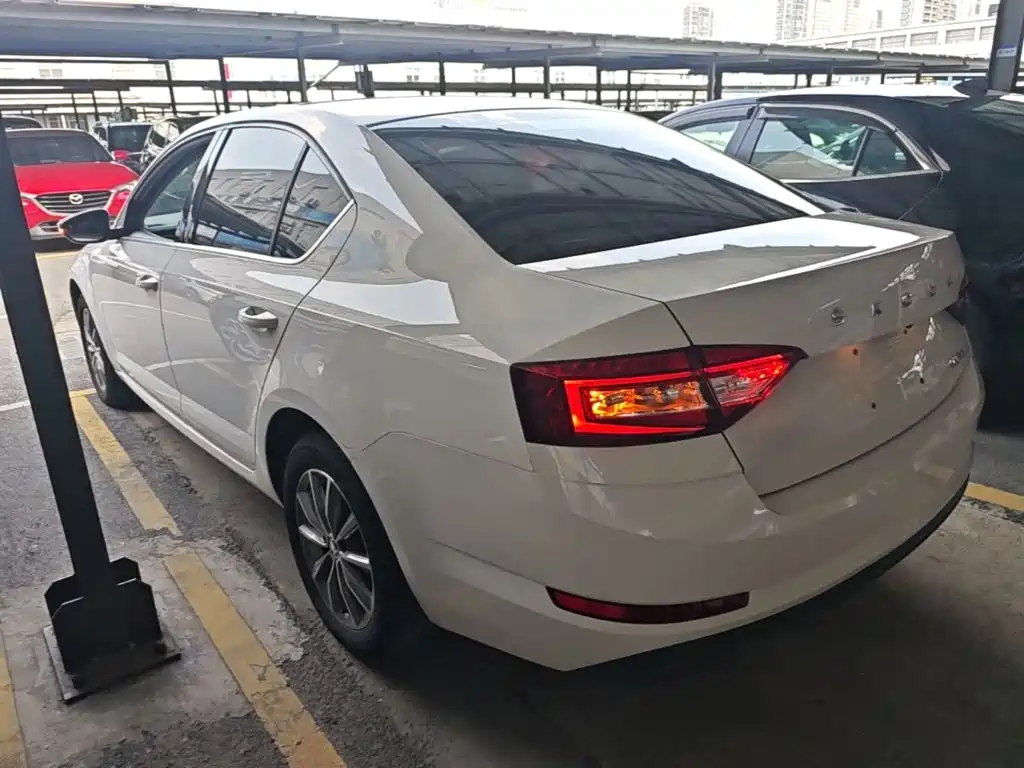 Skoda Octavia — фото 5