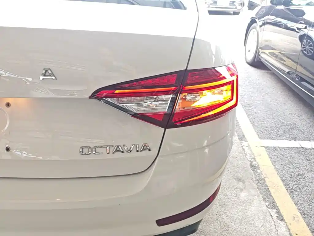 Skoda Octavia — фото 8