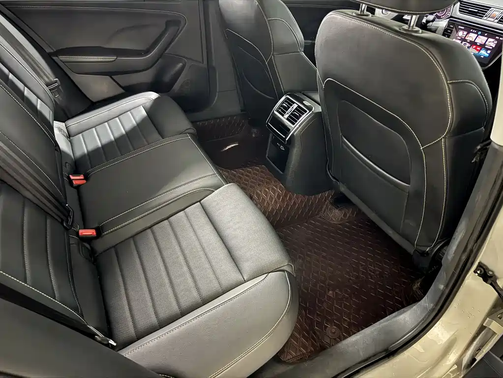 Skoda Superb — фото 14