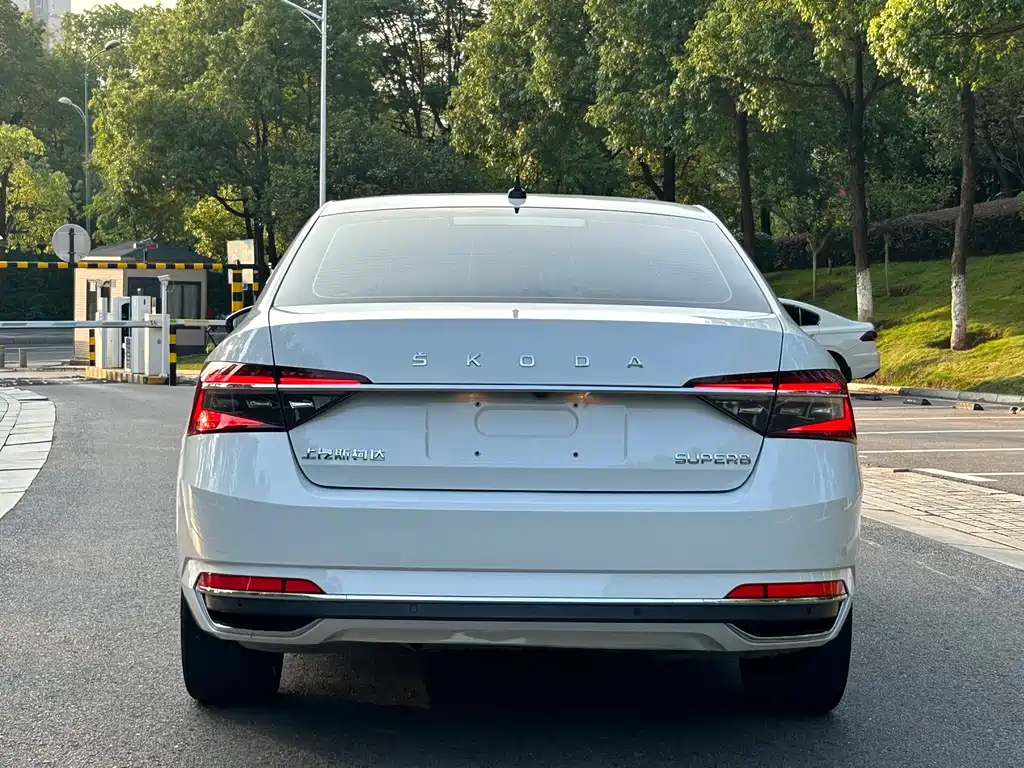Skoda Superb — фото 7