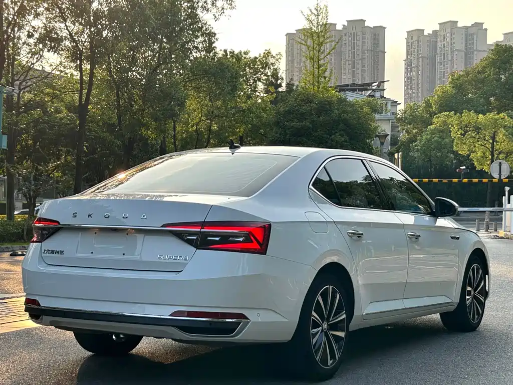 Skoda Superb — фото 8