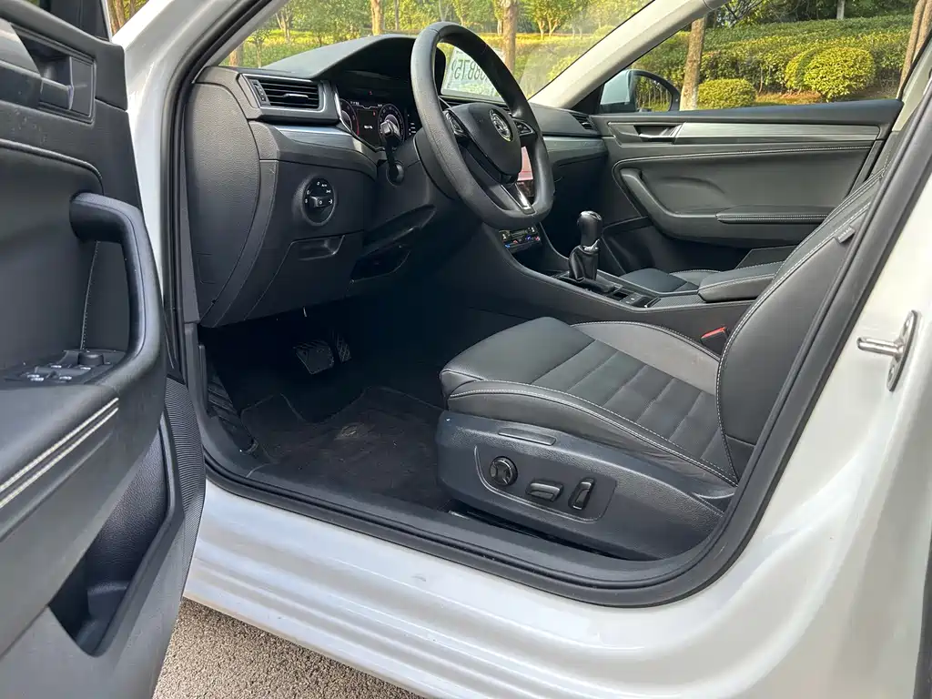 Skoda Superb — фото 9