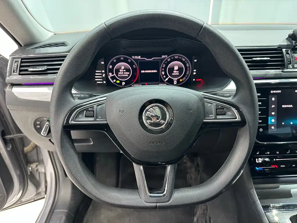 Skoda Superb — фото 11