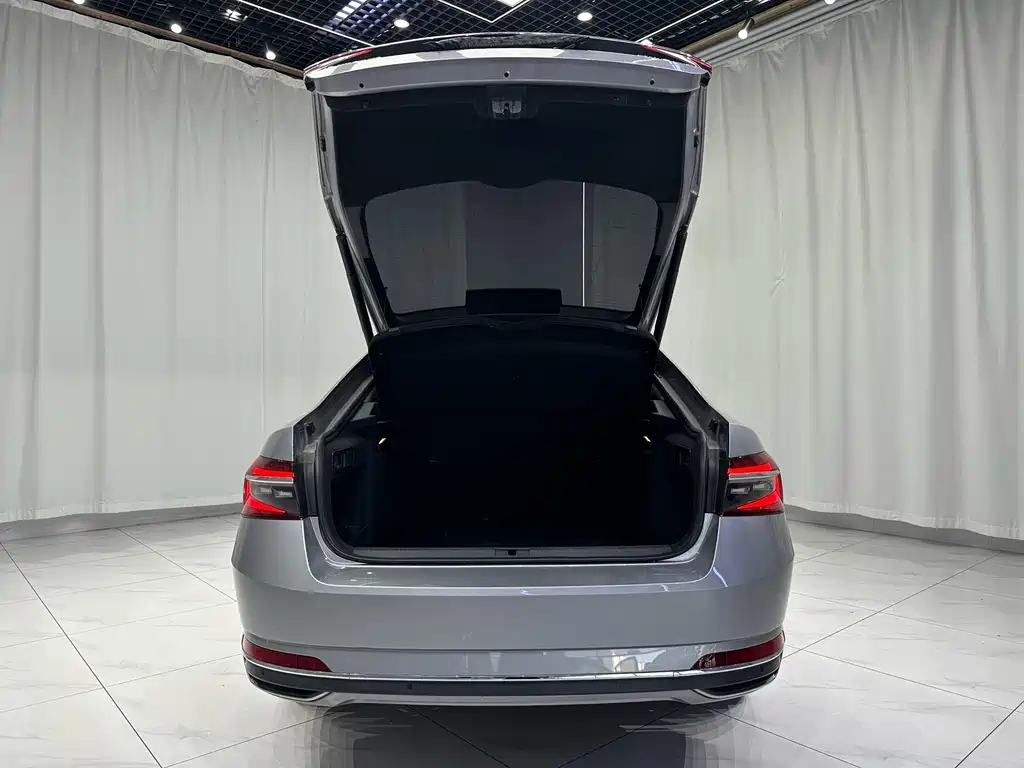 Skoda Superb — фото 17