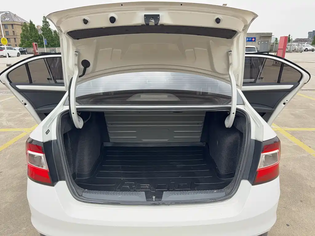 Skoda Rapid — фото 14