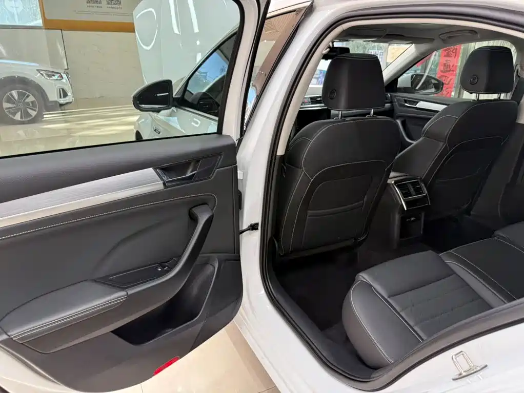 Skoda Superb — фото 17